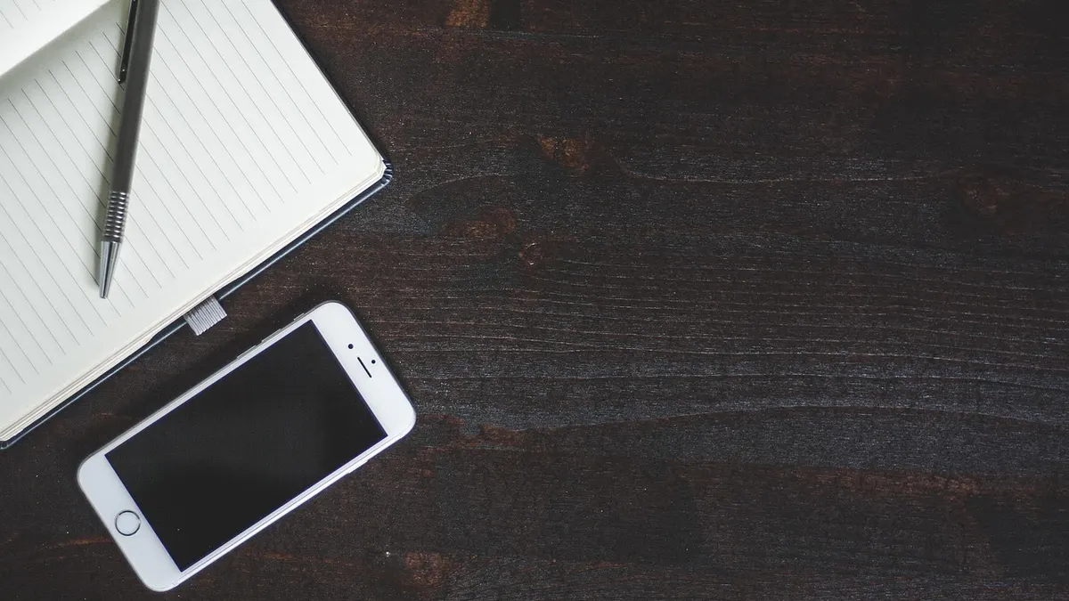 Smartfon z widokiem pamięci i plików do usunięcia