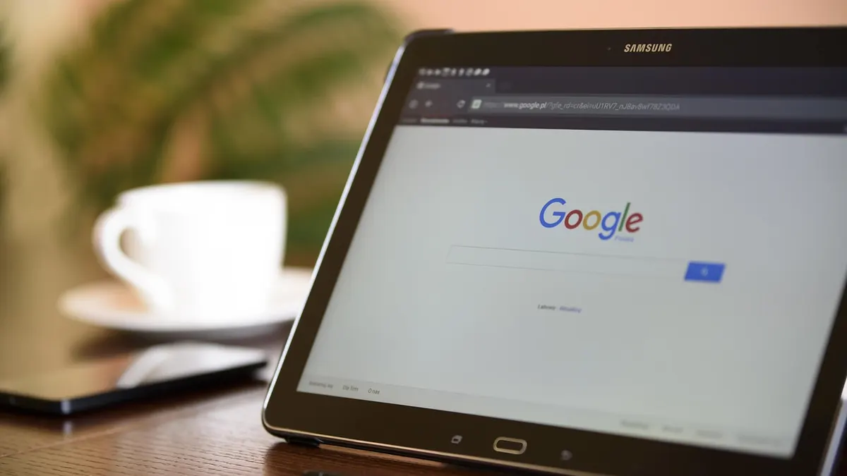 Laptop i smartfon z otwartymi ustawieniami przeglądarki