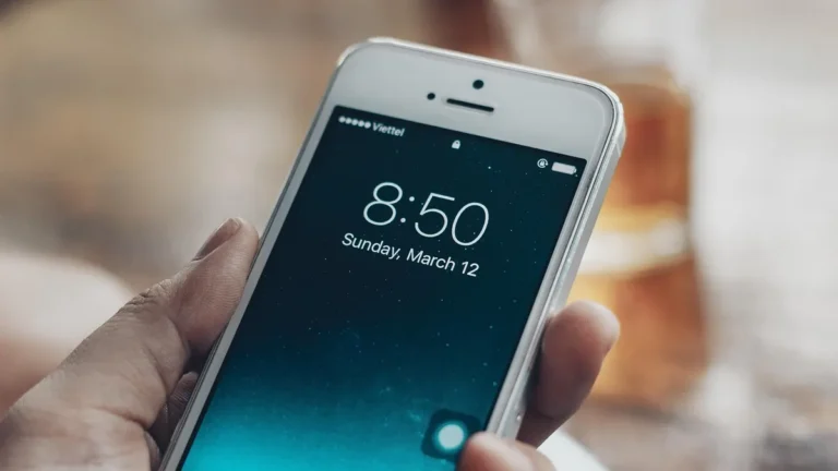 iPhone z widocznym ekranem blokady i ustawieniami wyświetlacza