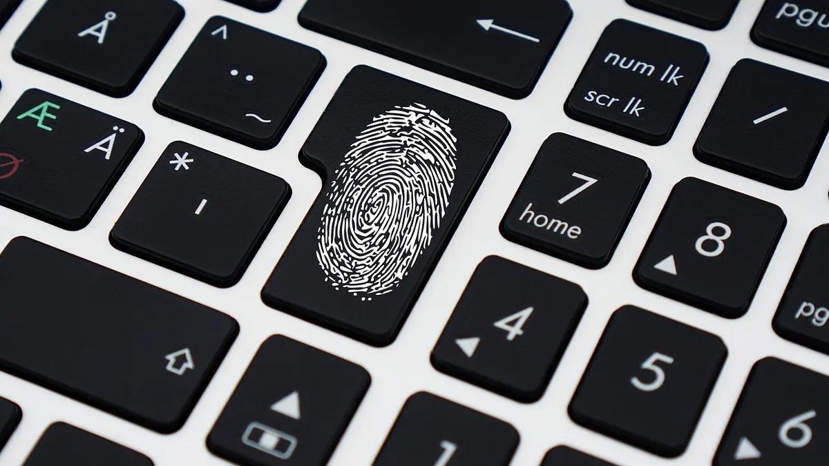 Laptop z otwartymi ustawieniami zabezpieczeń i ochrony antywirusowej