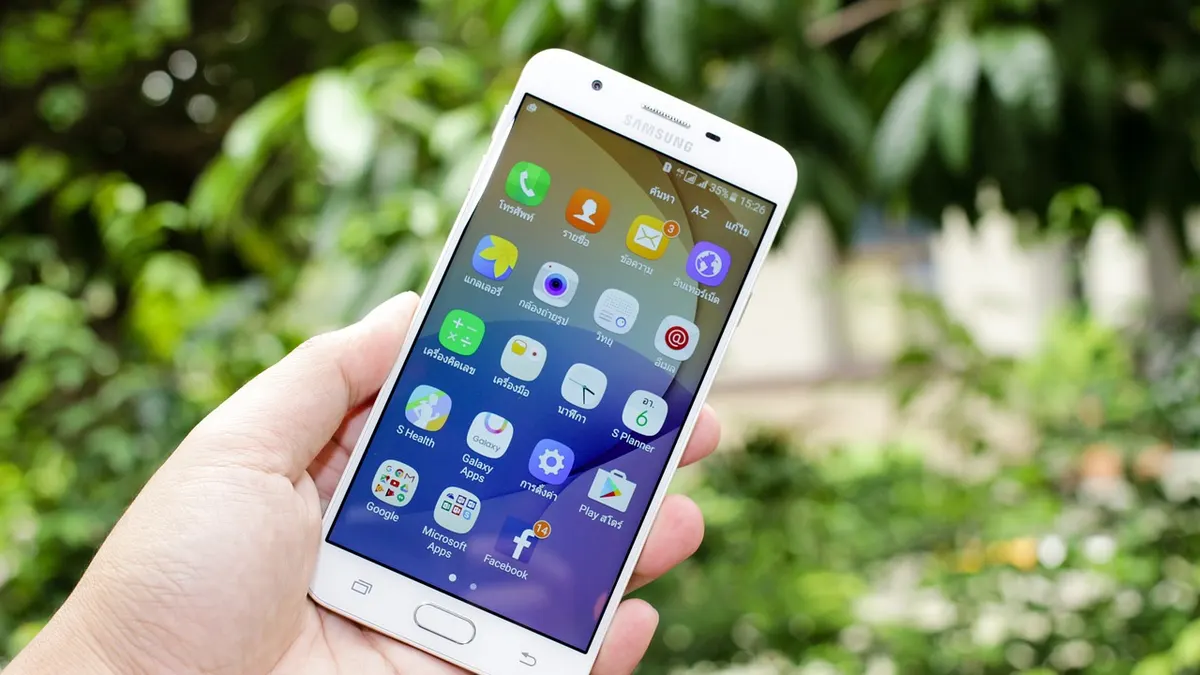 Smartfon Samsung Galaxy z otwartymi ustawieniami i przyciskiem bocznym