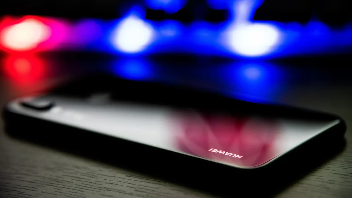 Smartfon z Androidem z otwartymi ustawieniami Asystenta Google