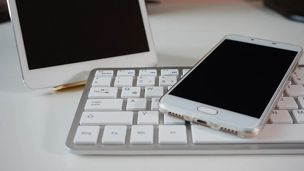 Smartfon z otwartą klawiaturą ekranową i ustawieniami pisania