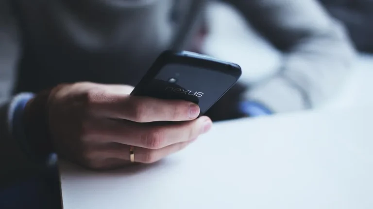 Smartfon z Androidem i ekranem ustawień wiadomości