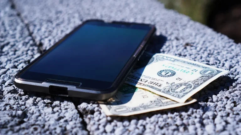 Smartfon z otwartymi ustawieniami ekranu głównego Androida