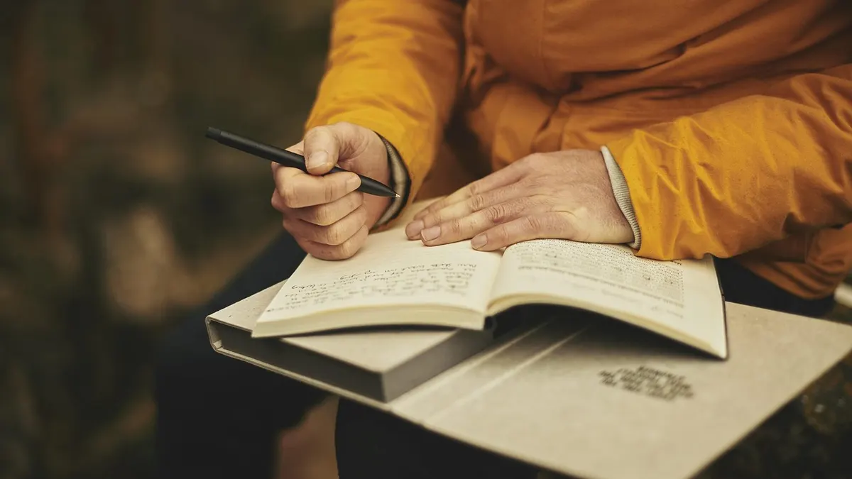 Laptop z otwartym dokumentem i oznaczeniami komentarzy w programie Word