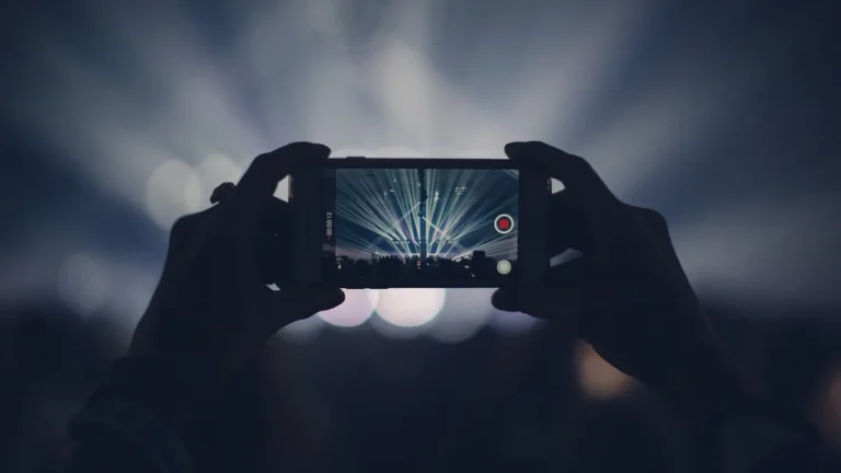 Smartfon z otwartym filmem YouTube i ustawieniami ścieżki dźwiękowej