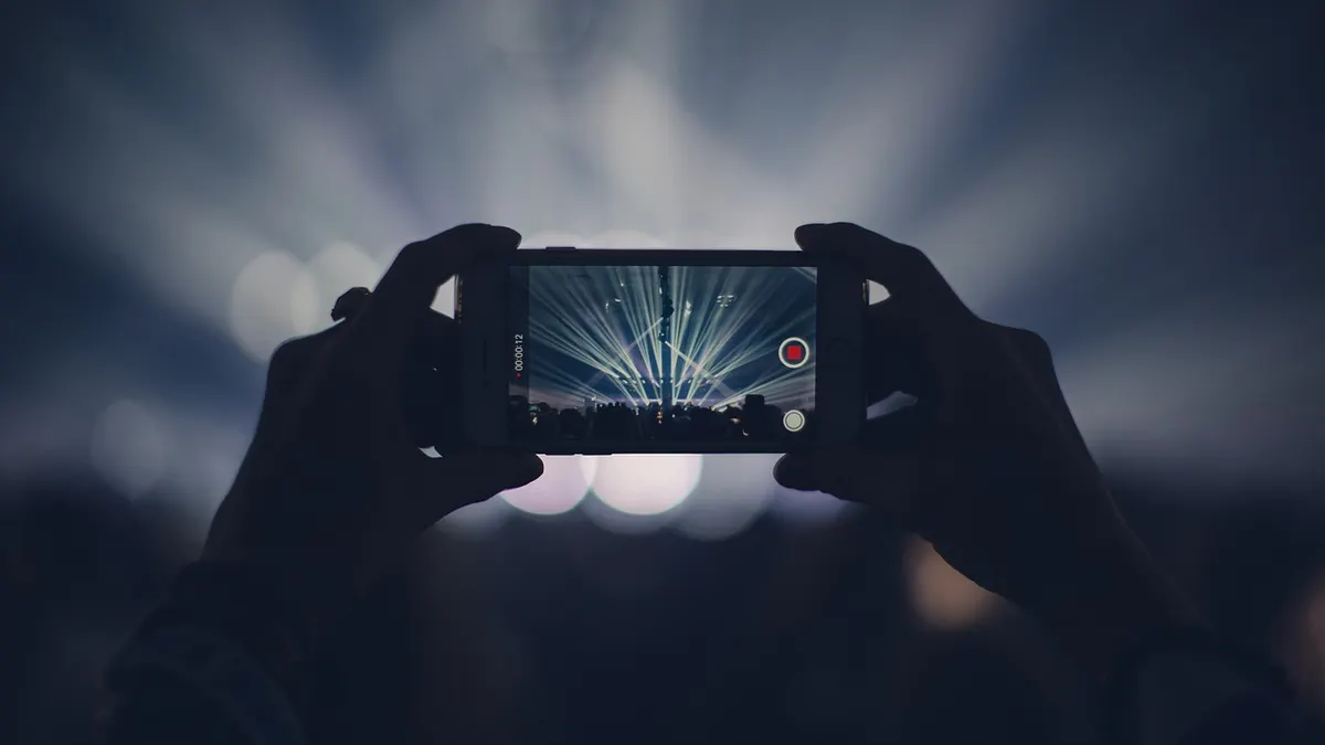Smartfon z otwartym filmem YouTube i ustawieniami ścieżki dźwiękowej