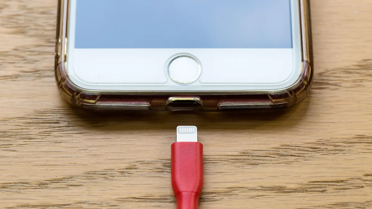iPhone z widocznymi przyciskami bocznymi i regulacją głośności
