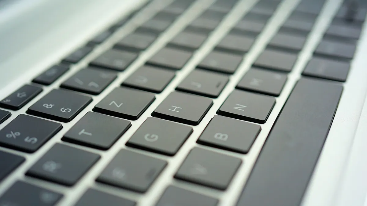 Laptop z klawiaturą i widocznym klawiszem Shift