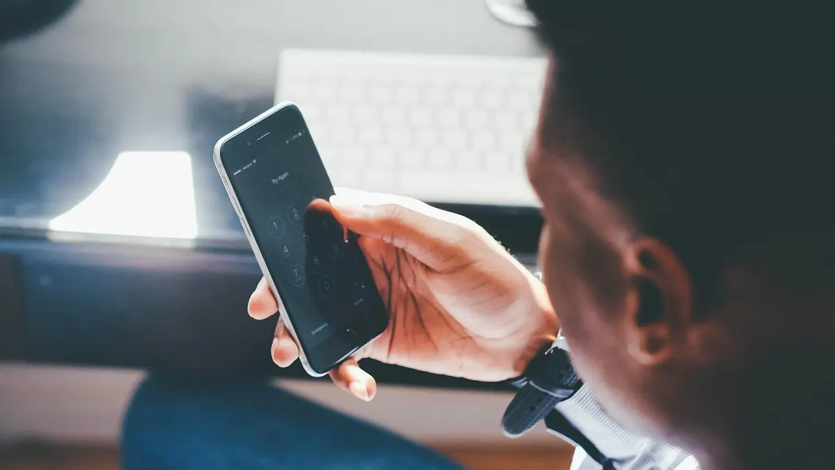 Smartfon z otwartą aplikacją społecznościową i ustawieniami komentarzy