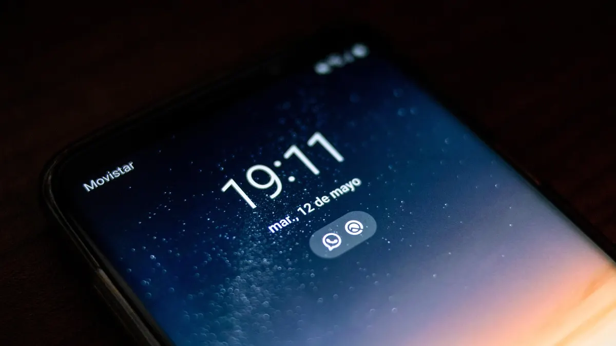Smartfon z otwartymi ustawieniami czasu przed ekranem i kontroli rodzicielskiej
