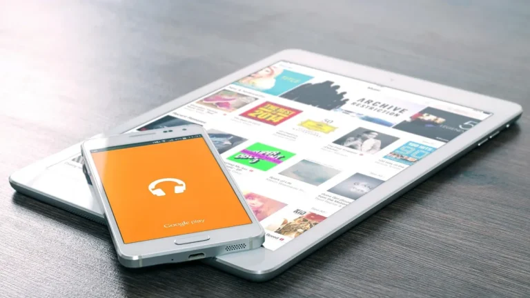 Smartfon z otwartą galerią zdjęć i ustawieniami kopii zapasowej