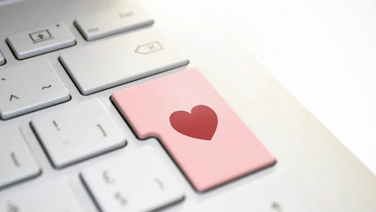 Laptop z widocznym przyciskiem zasilania i ekranem systemu