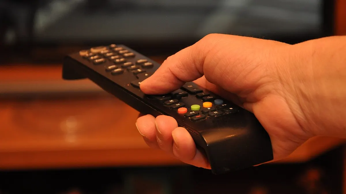 Pilot do telewizora smart TV na stoliku w salonie