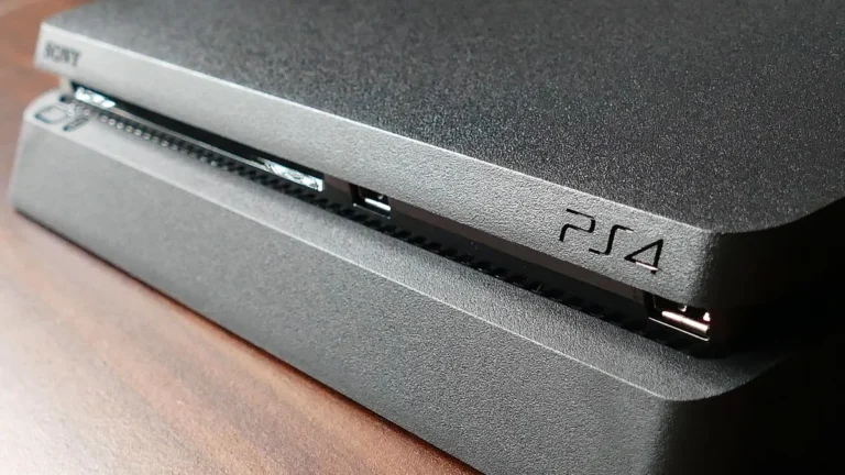 Kontroler DualSense do PlayStation 5 leżący obok konsoli