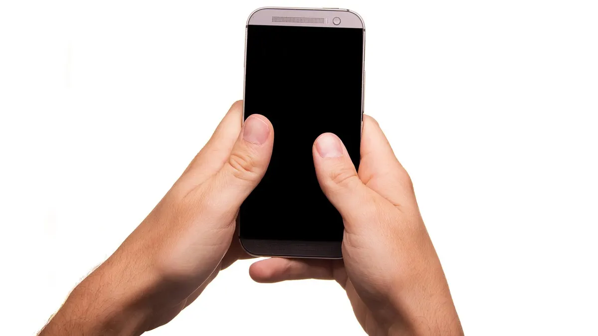 Smartfon z ekranem ustawień usług sieci komórkowej