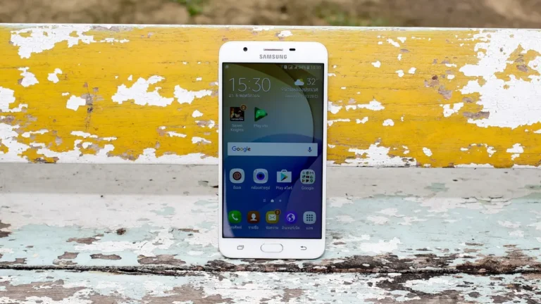 Smartfon z ustawieniami prywatności i dostępem aplikacji do mikrofonu