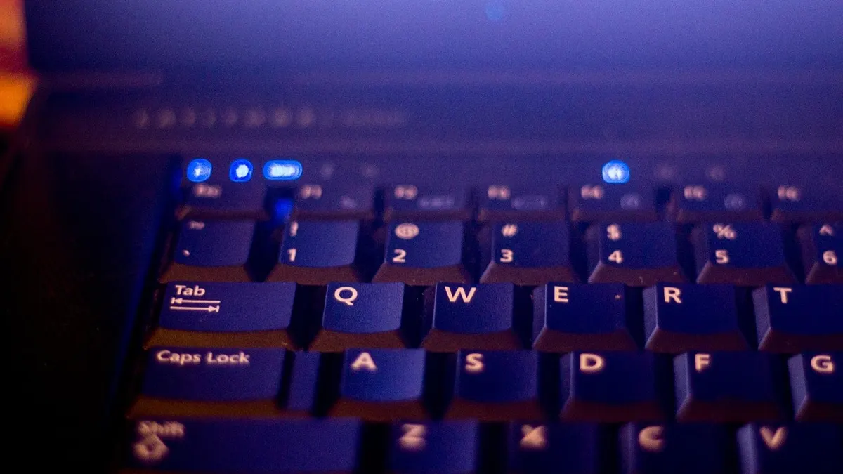 Podświetlana klawiatura laptopa z widocznymi klawiszami funkcyjnymi