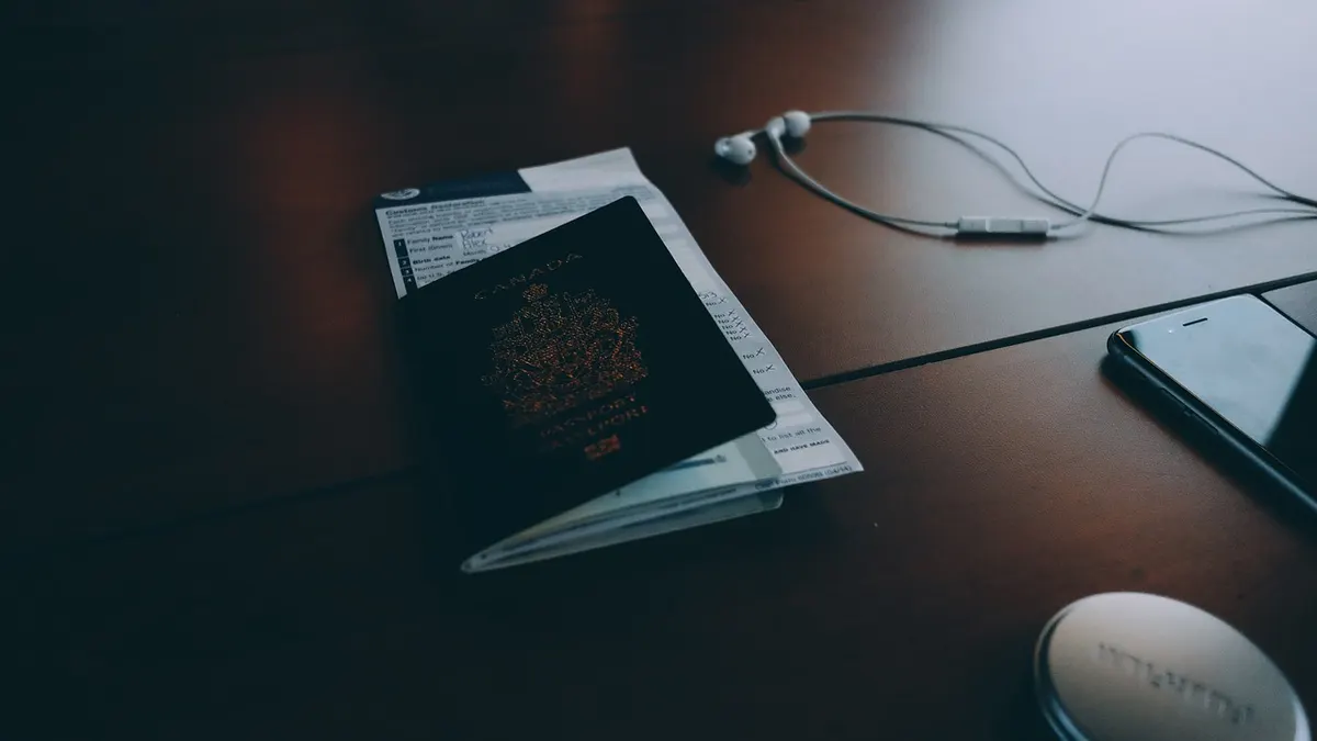 Smartfon z aplikacją wideo i słuchawkami na biurku
