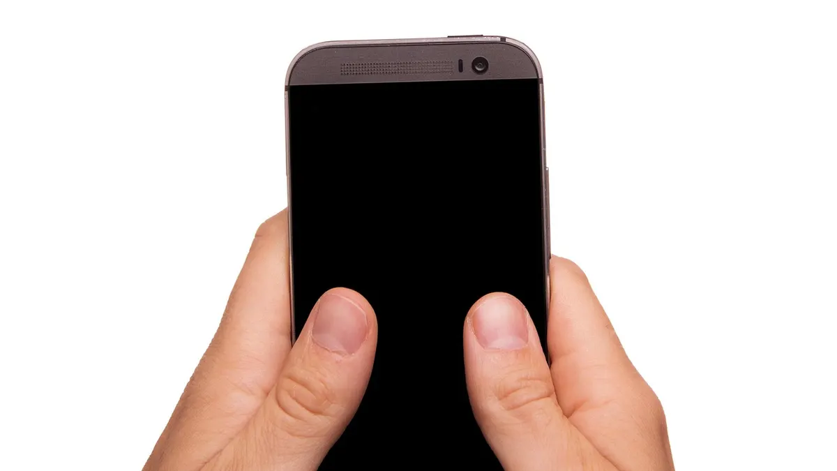 Smartfon z otwartymi ustawieniami powiadomień i reklam
