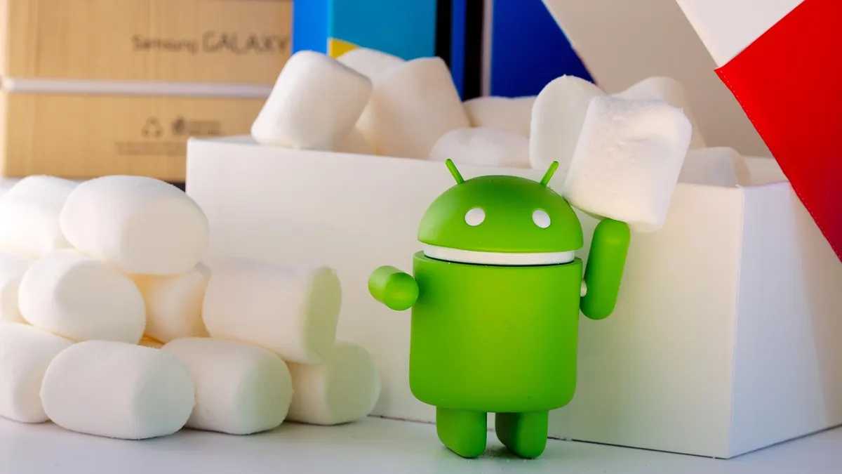 Smartfon z Androidem z widocznymi przyciskami głośności i ekranem ustawień