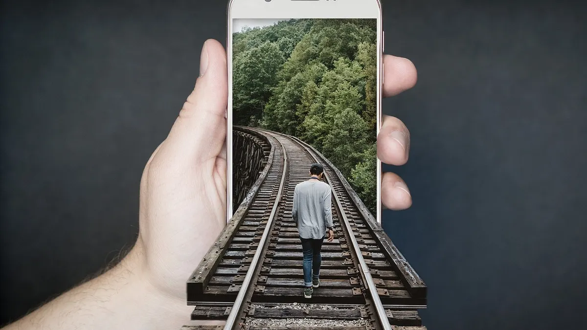 Smartfon z widocznym przyciskiem zasilania i ekranem ustawień