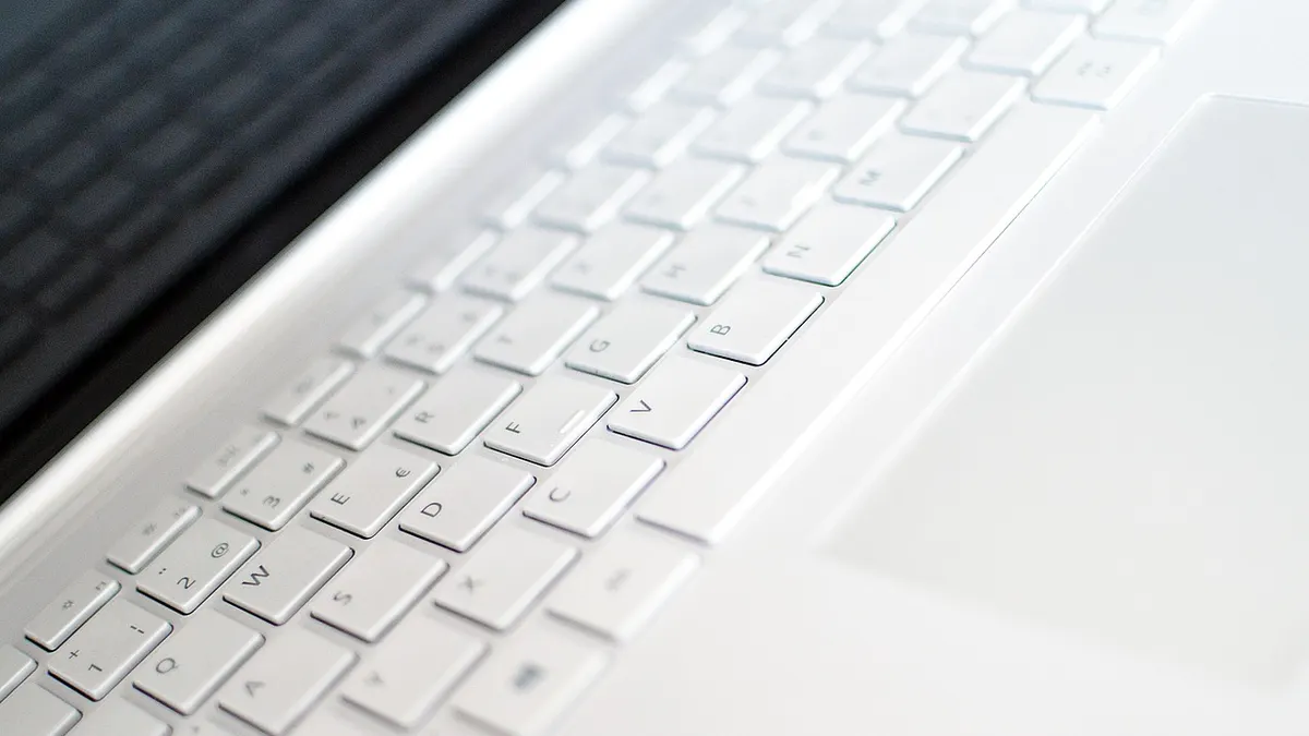 Laptop z touchpadem i podłączoną myszą USB
