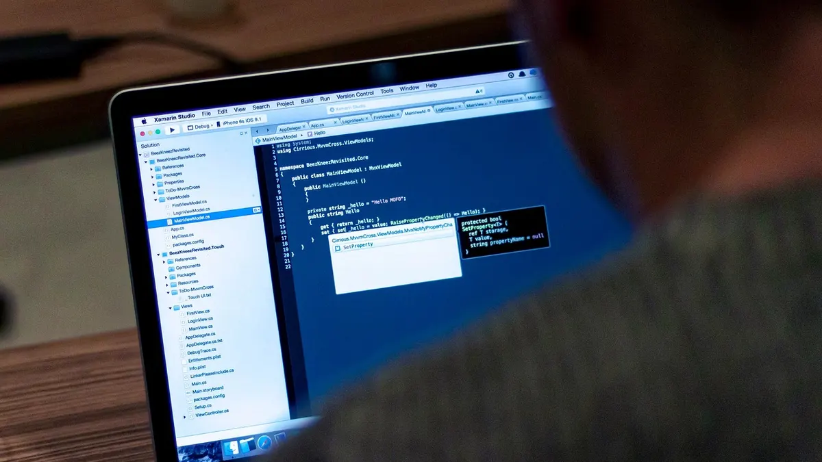 Laptop z otwartą przeglądarką i widocznymi kartami prywatnymi