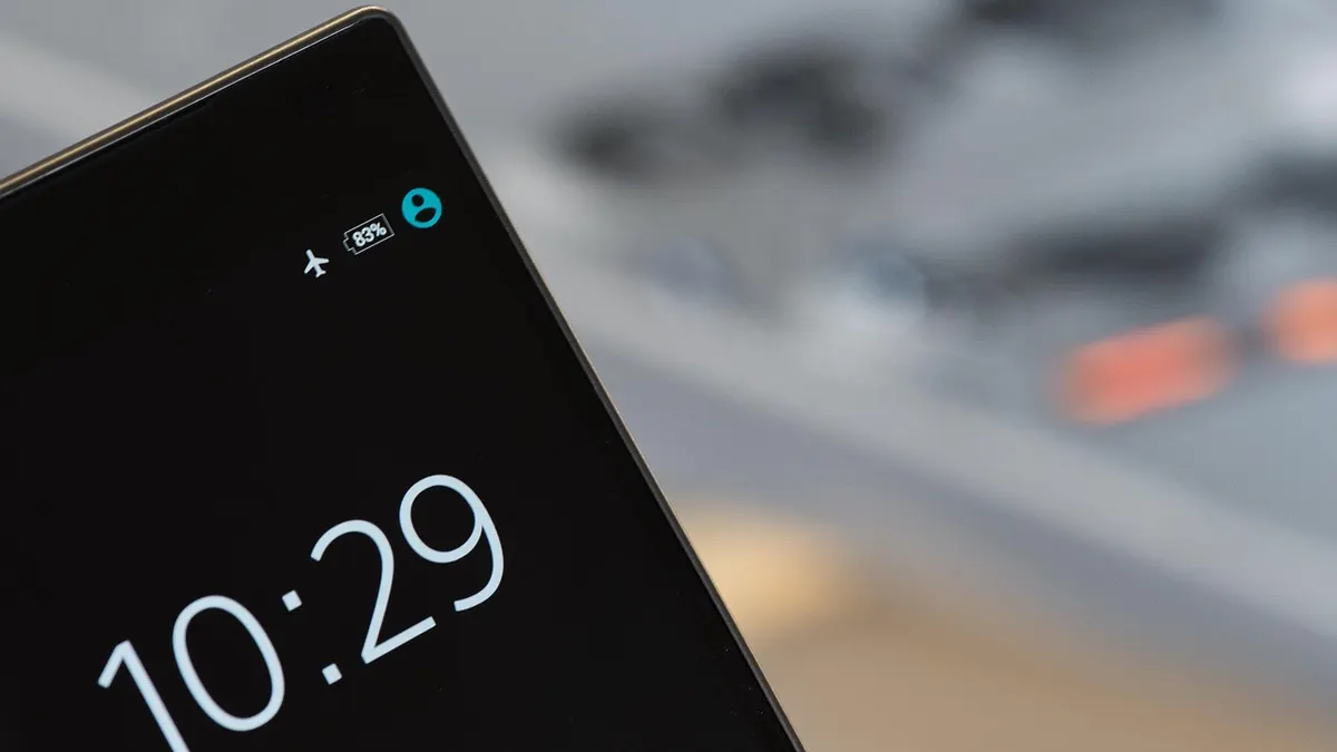 Smartfon i laptop z ustawieniami sieci bezprzewodowej