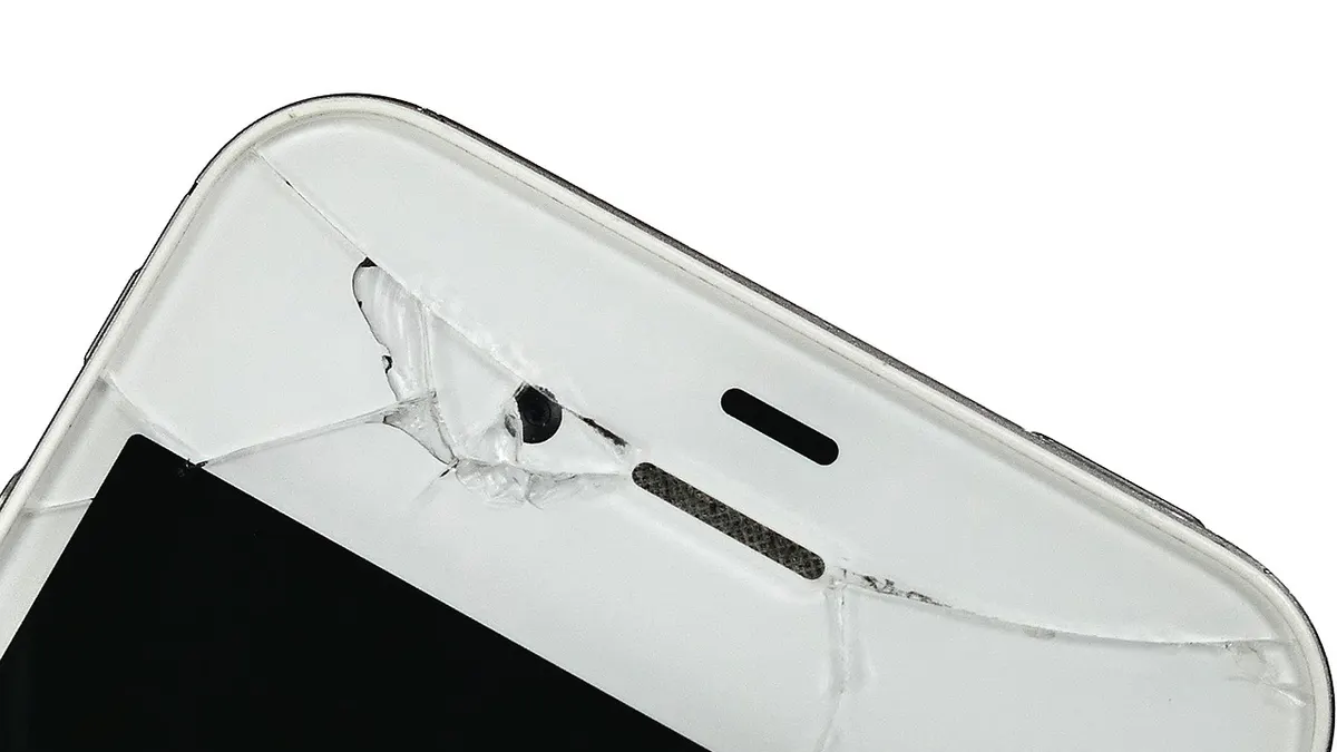 Smartfon z ekranem ustawień sieci komórkowej LTE podczas konfiguracji połączeń