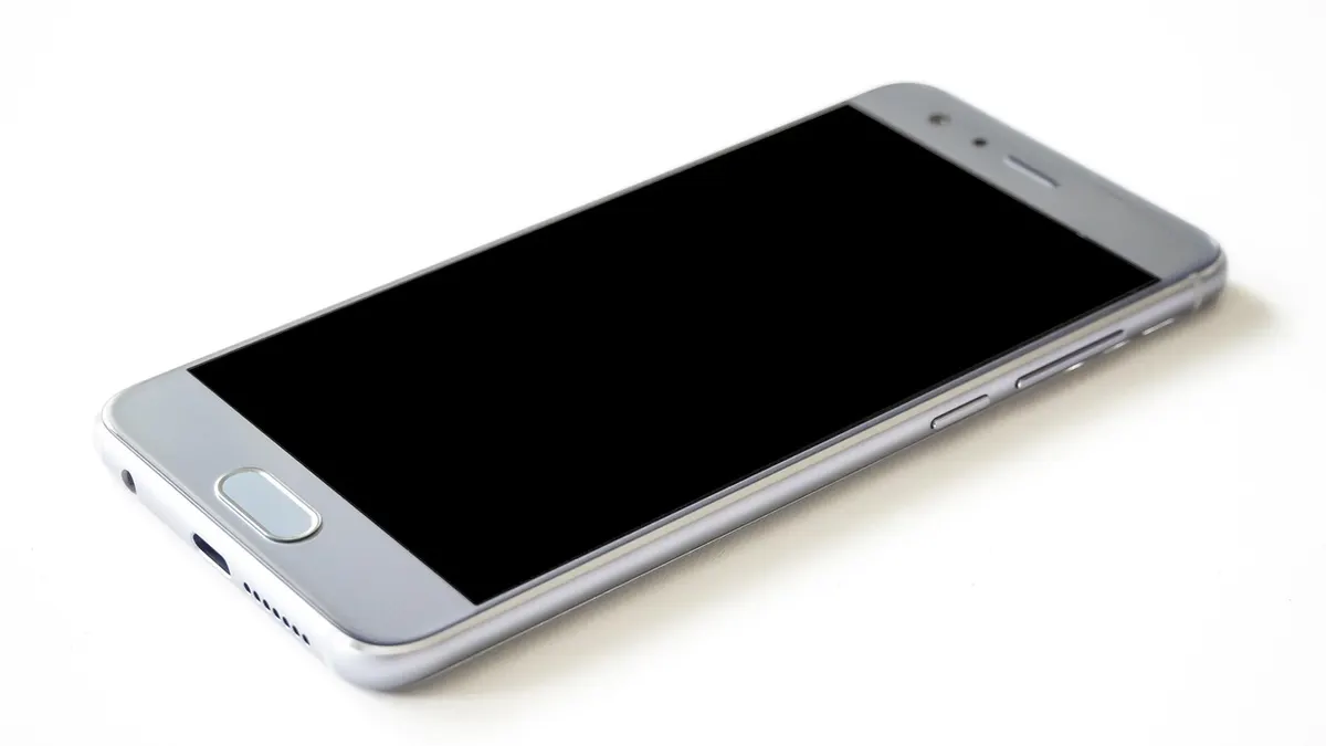 Smartfon z Androidem z otwartymi ustawieniami wiadomości