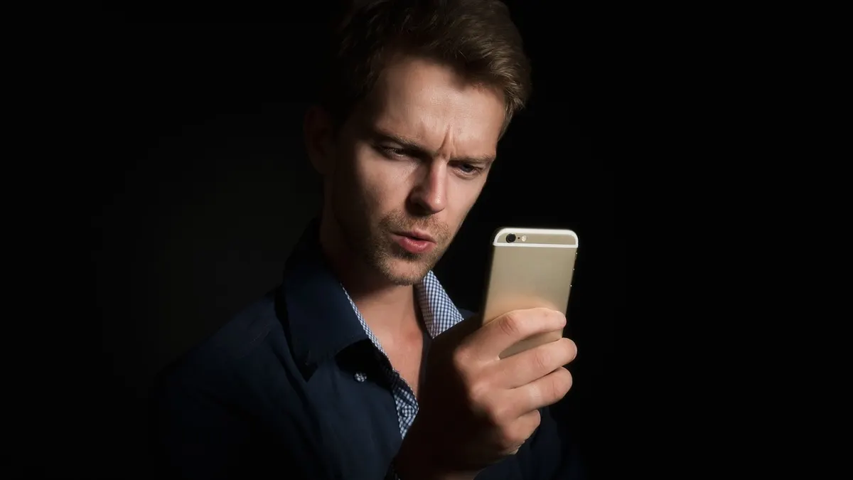 Smartfon z otwartymi ustawieniami Wi-Fi obok domowego routera