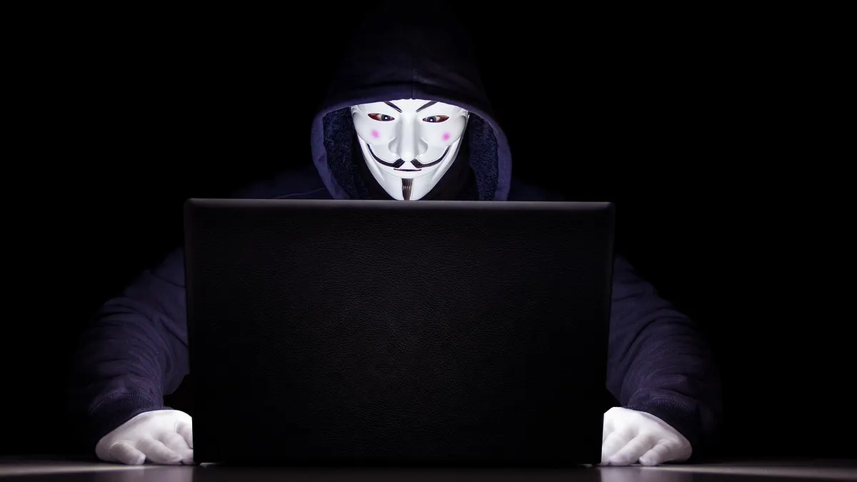 Laptop z otwartym panelem zabezpieczeń systemu Windows