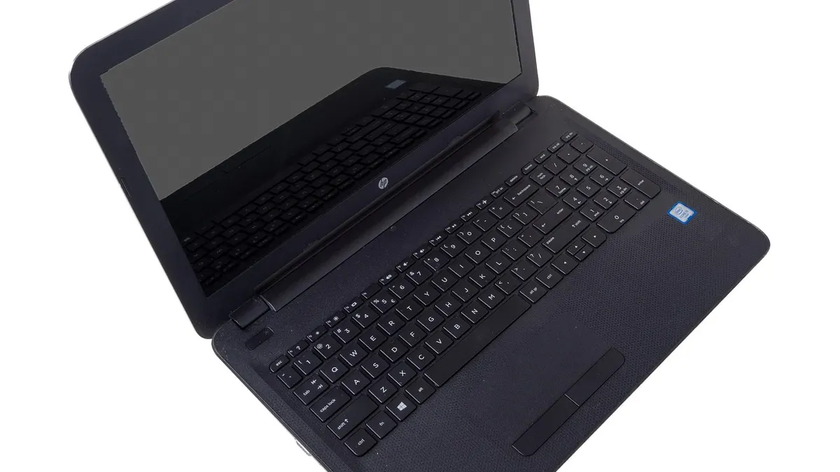 Laptop z włączonym ekranem na biurku podczas zmiany ustawień wyświetlania Windows