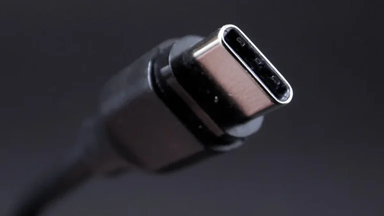 Smartfon Samsung z portem USB-C i przewodem ładowania po osuszeniu