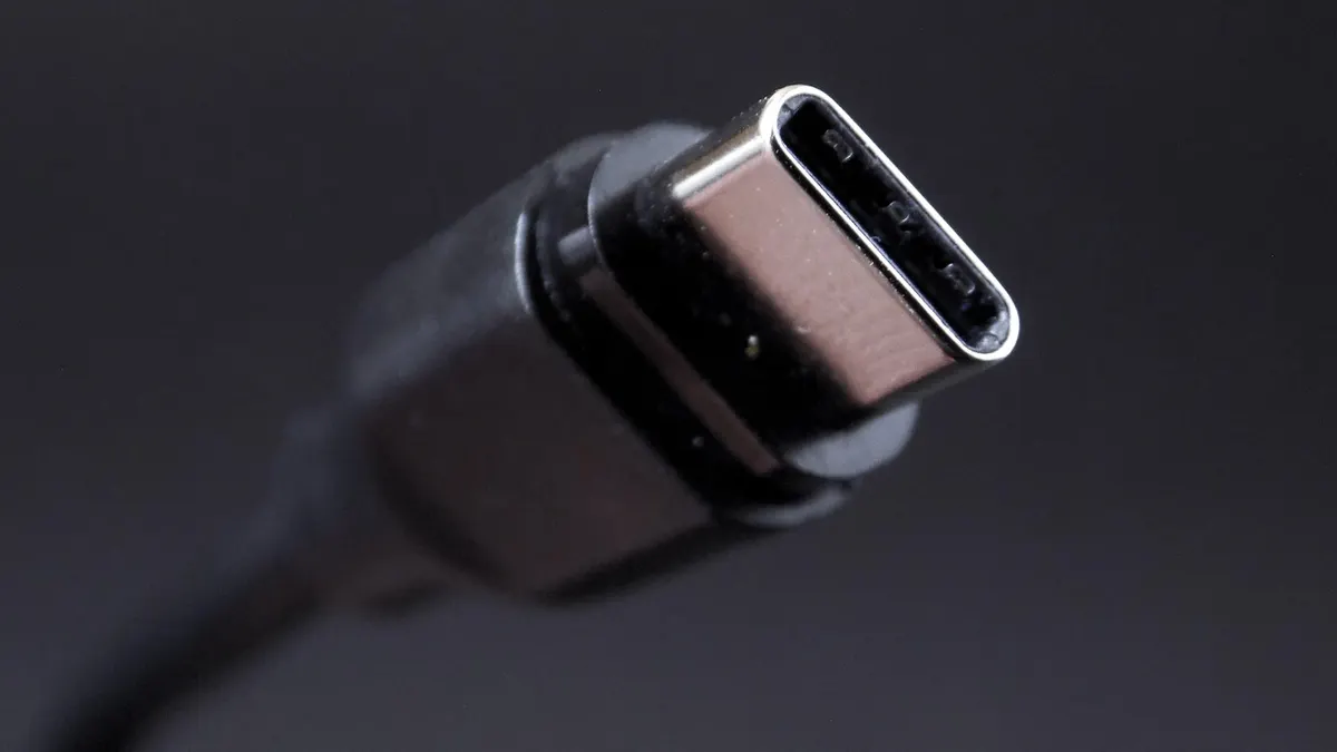 Smartfon Samsung z portem USB-C i przewodem ładowania po osuszeniu