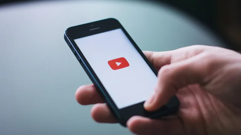 Smartfon i laptop z ekranem serwisu wideo oraz ustawieniami oglądania