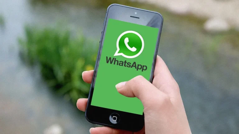 Smartfon z otwartym czatem i ustawieniami prywatności wiadomości