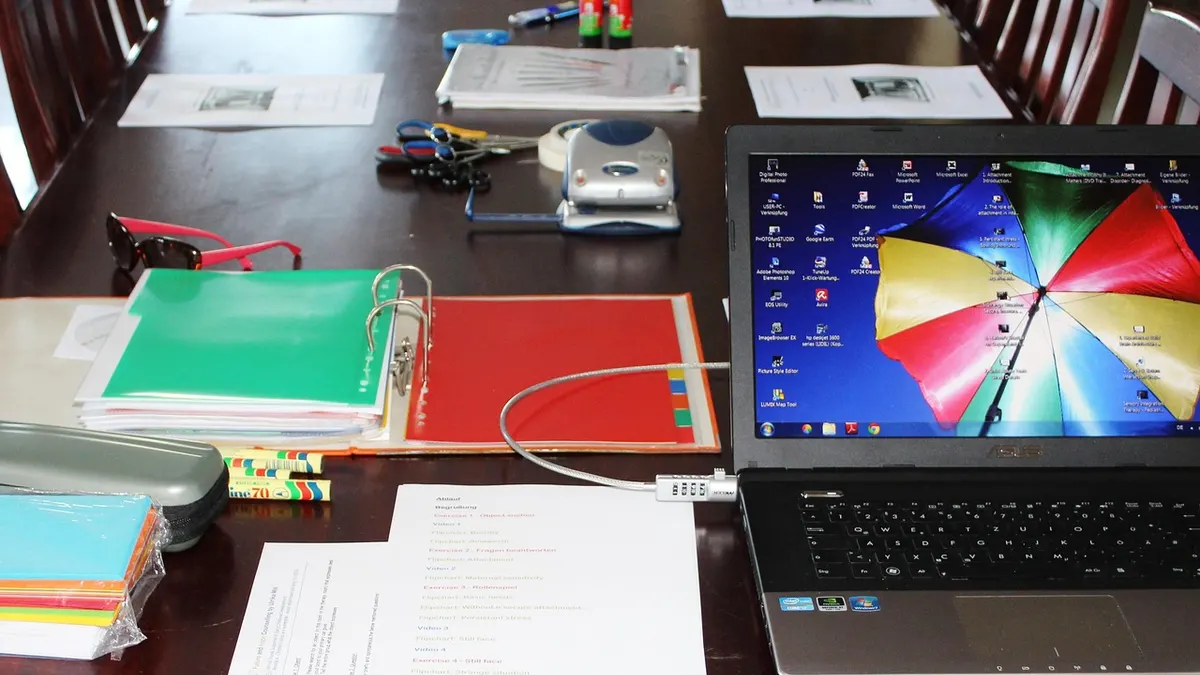 Laptop z otwartym folderem dokumentów przygotowanych do rozpakowania archiwum