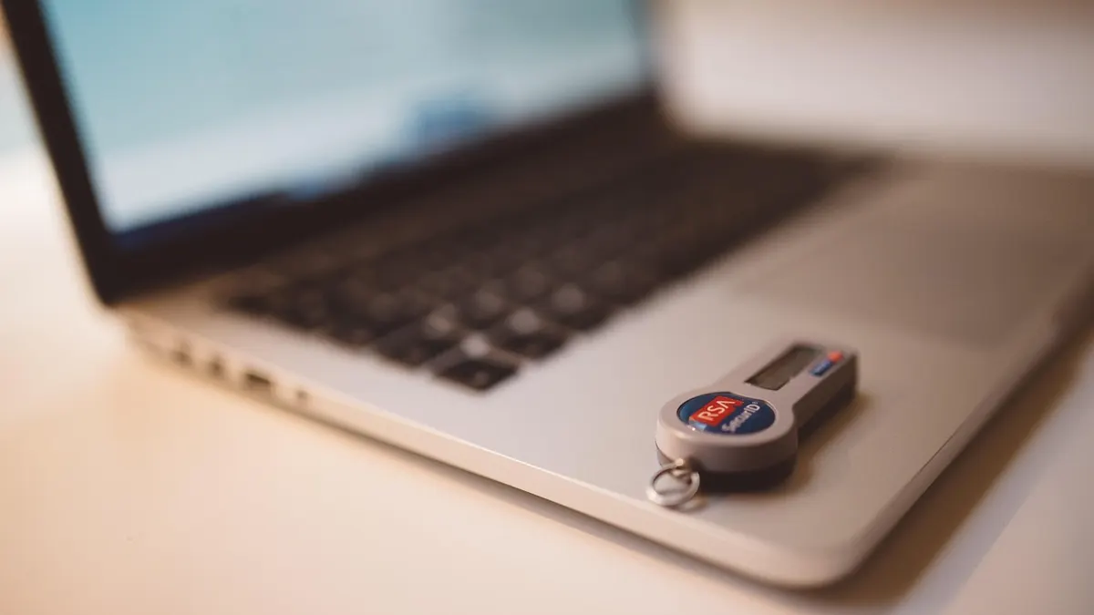 Laptop z tokenem USB i czytnikiem karty do instalacji certyfikatu kwalifikowanego