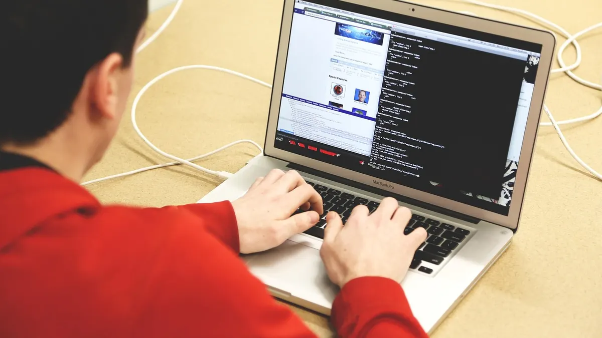 Laptop z kodem i terminalem podczas instalacji Pythona oraz Javy w Windows 11