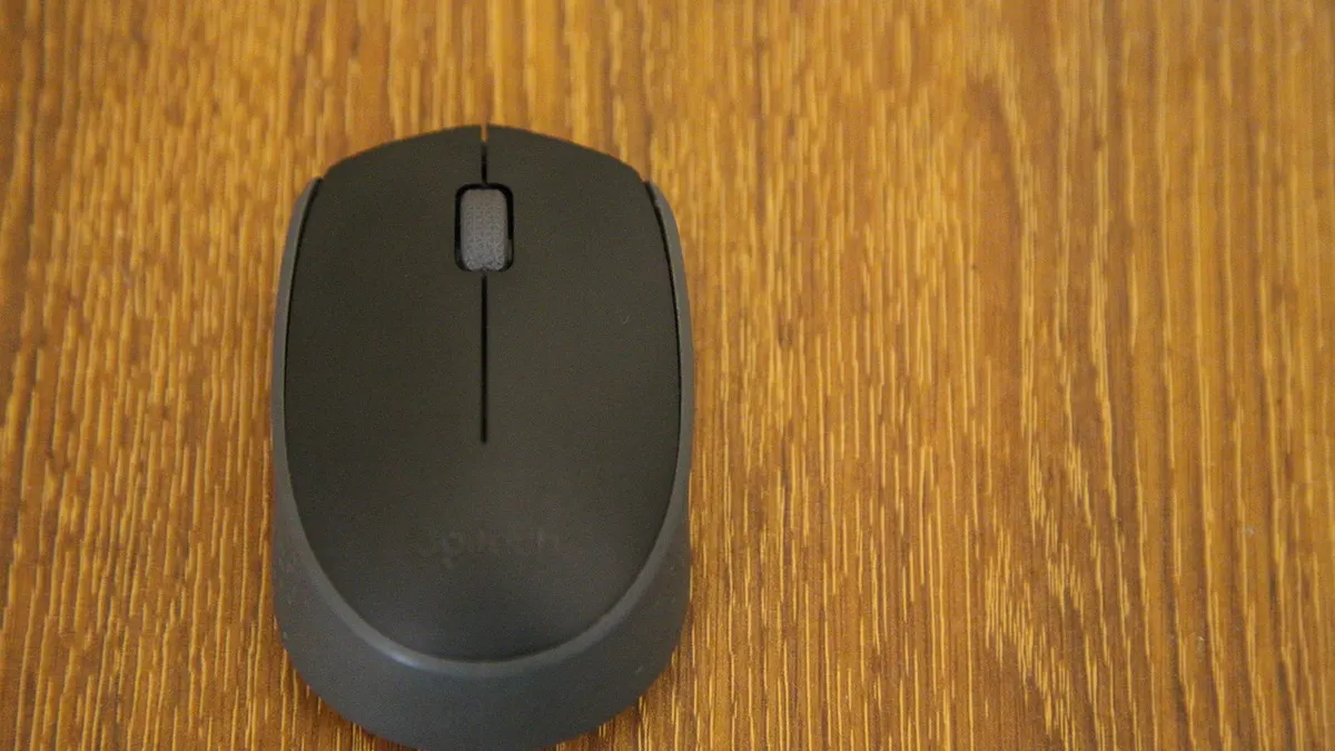 Laptop z słuchawkami i adapterem Bluetooth podczas instalacji sterowników Windows