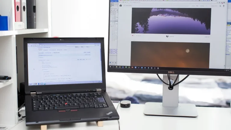 Laptop podczas pierwszej konfiguracji systemu Windows 11