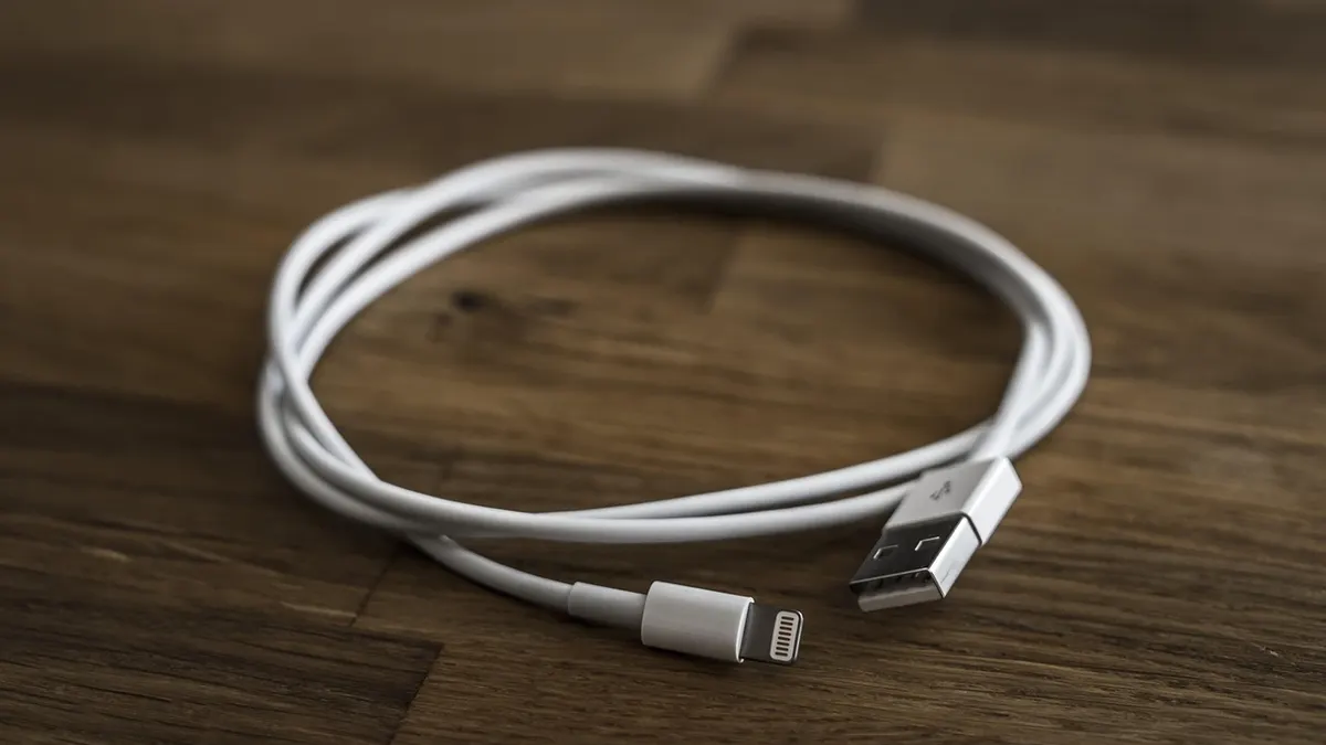 Laptop z pendrive przygotowanym do instalacji systemu Windows 11