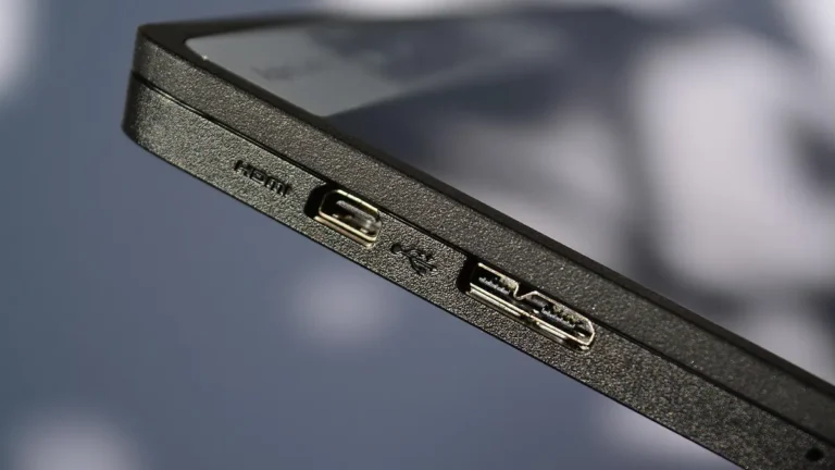 Pendrive instalacyjny Windows 11 podłączony do laptopa podczas konfiguracji BIOS
