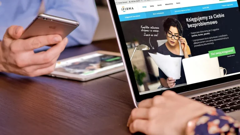 Chromebook, tablet i telefon z ekranami na biurku