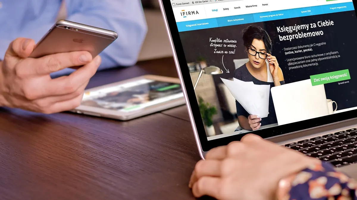 Chromebook, tablet i telefon z ekranami na biurku
