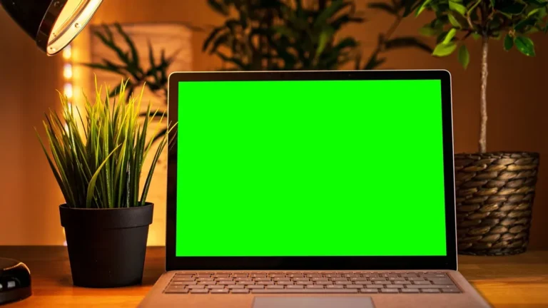 MacBook z otwartym systemem Windows na ekranie