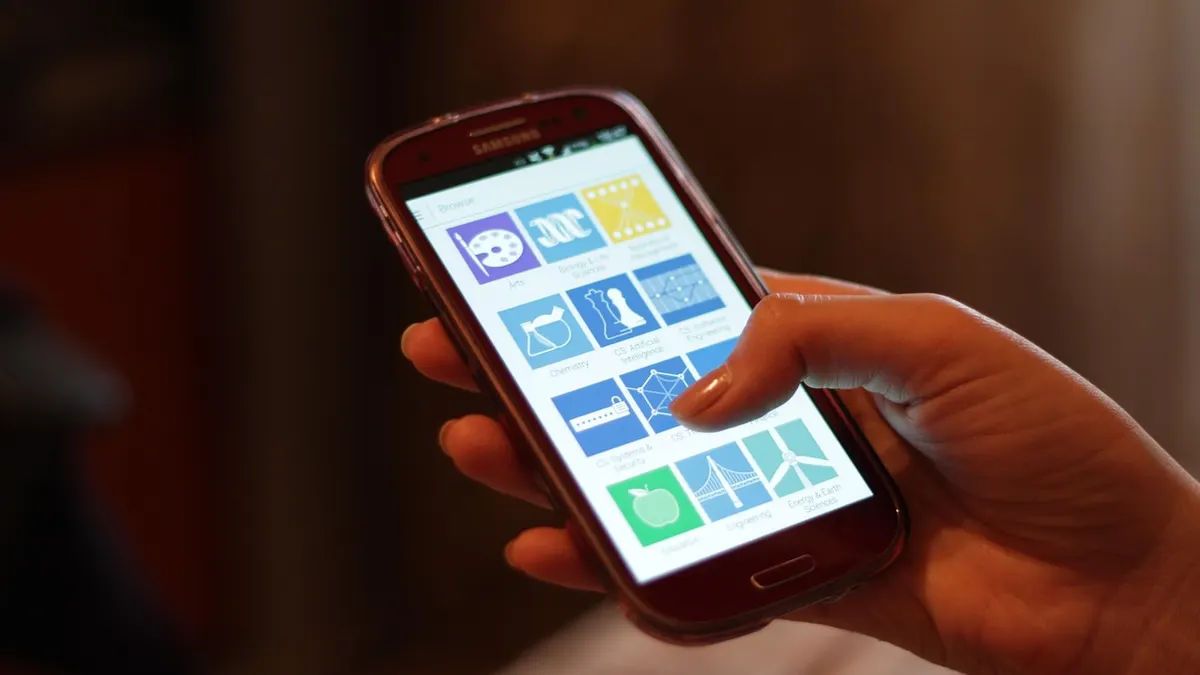 Smartfon z Androidem podczas aktualizowania aplikacji przez Wi-Fi